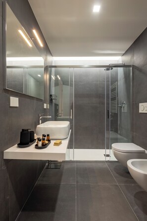 تجهيزات دش، مجففات شعر، مراحيض شطف، مناشف