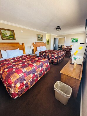Deluxe Double Room, City View | Desk, laptop workspace, free WiFi - Oak Grove Inn (Branson)