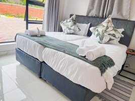 Caja fuerte, cortinas opacas, tabla de planchar con plancha