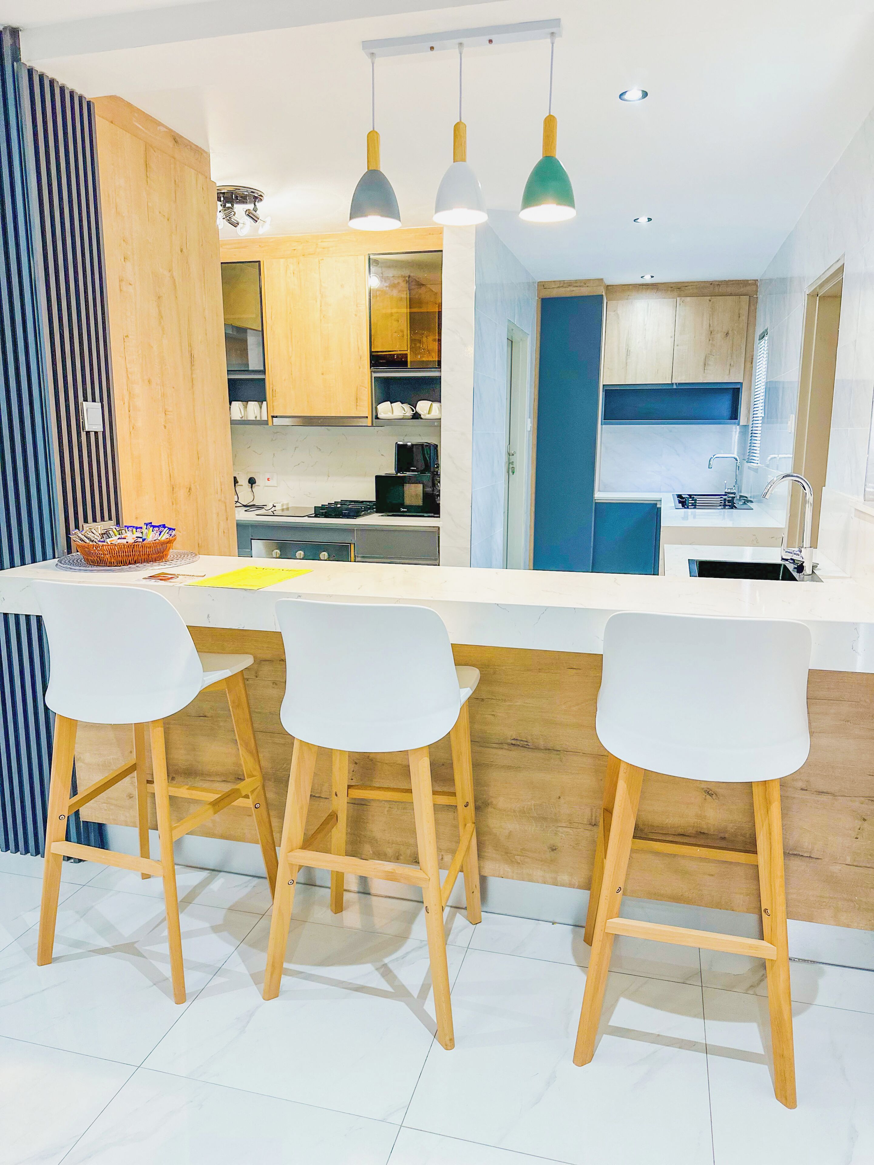 大型冷蔵庫、電子レンジ、オーブン、コンロ