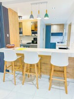 Frigorífico grande, microondas, horno y placa de cocina