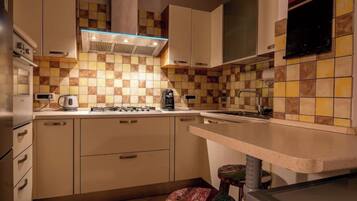 Réfrigérateur, micro-ondes, four, plaque de cuisson