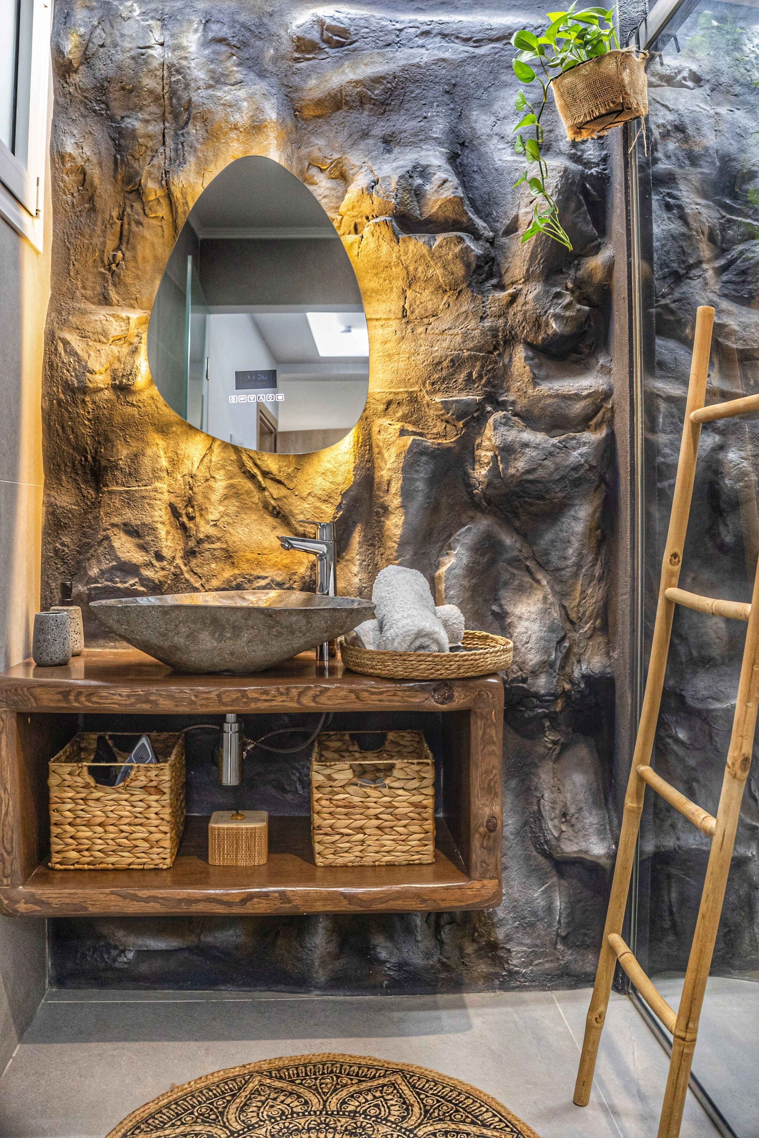 Suihku, hiustenkuivaaja, pyyhkeet, saippua