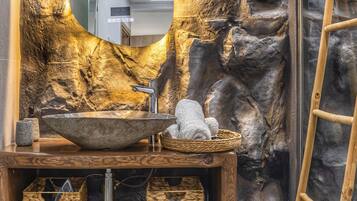 Douche, sèche-cheveux, serviettes fournies, savon