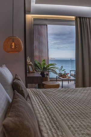 1 室のベッドルーム、アイロン / アイロン台、WiFi. Coastline of Paradise Luxury