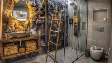 Douche, sèche-cheveux, serviettes fournies, savon