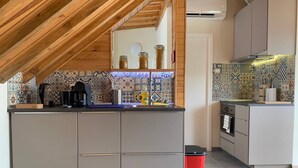 Cafetera/tetera, refrigerador, microondas, horno