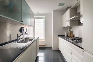 Een koelkast, een microgolfoven, een oven, een kookplaat