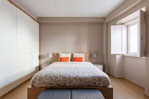 2 slaapkamers, een strijkplank/strijkijzer, internet, beddengoed