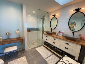 Douche, sèche-cheveux, serviettes fournies, papier toilette