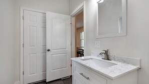 Towels, soap, toilet paper - 7 Bedroom House! Walk to Niagara Falls! (Niagara Falls)