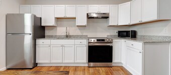 7 Bedroom House! Walk to Niagara Falls!