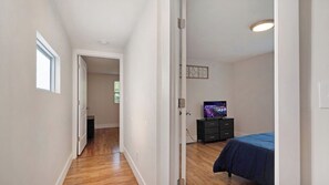 7 bedrooms, bed sheets - 7 Bedroom House! Walk to Niagara Falls! (Niagara Falls)