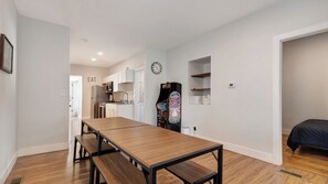 Dining - 7 Bedroom House! Walk to Niagara Falls! (Niagara Falls)