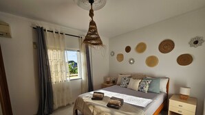 5 bedrooms, iron/ironing board, Internet, bed sheets - Casa das Oliveiras, large country house near the beach, private pool, AC, Wifi (Olhão)
