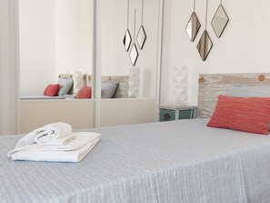 3 habitaciones, tabla de planchar con plancha, wifi y ropa de cama 