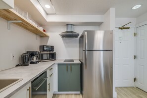 Refrigerador, microondas, placa de cocina, lavavajillas