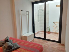 2 bedrooms, iron/ironing board, internet, bed sheets