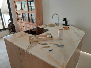 Réfrigérateur, micro-ondes, four, plaque de cuisson