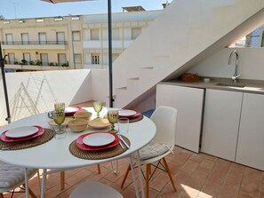 Outdoor dining - Cosy Terrace House - design, comfort, micro-pool, top location in Olhão (Olhão)