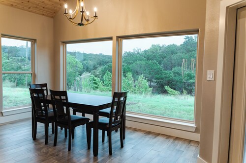 Cosy 2-bedroom cabin with modern amenities and beautiful views