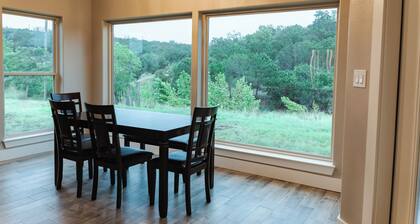 Cosy 2-bedroom cabin with modern amenities and beautiful views