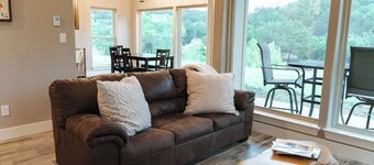Cosy 2-bedroom cabin with modern amenities and beautiful views