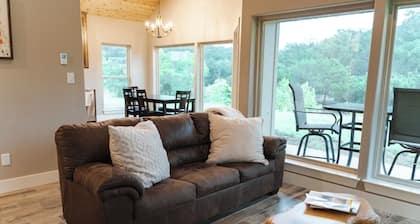 Cosy 2-bedroom cabin with modern amenities and beautiful views