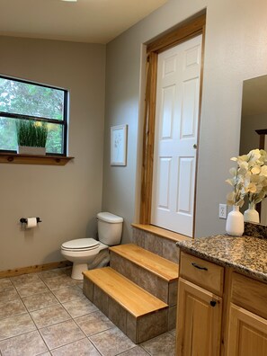 Baignoire à remous, séchoir à cheveux, serviettes fournies, savon