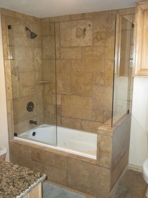 Jetted bath, hair dryer, towels, soap - A cozy & charming, German-style home in the heart of the Texas Hill Country (Kerrville)