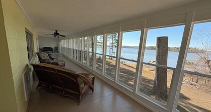 Lakehouse on the water with amazing view and private dock