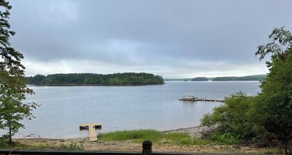 Lakehouse on the water with amazing view and private dock
