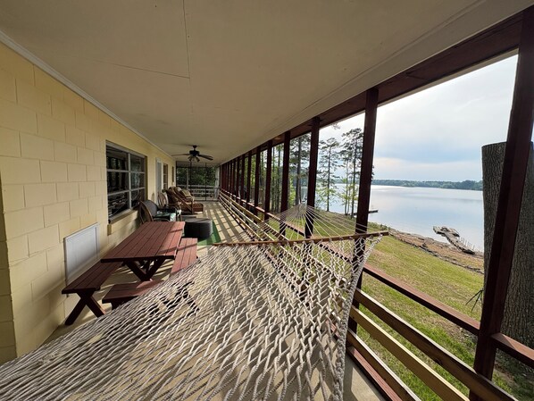 Outdoor dining - Lakehouse on the water with amazing view and private dock (Clarksville)