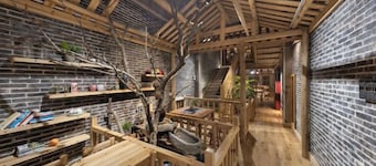 Mengqi Xiaozhu Inn