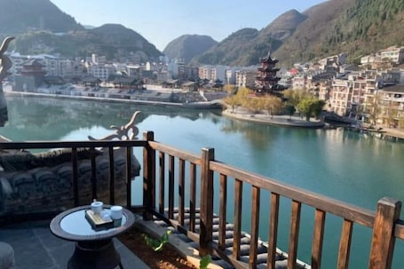 Room. Mengqi Xiaozhu Inn