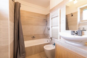 تجهيزات دش، مجففات شعر، مراحيض شطف، مناشف