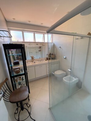 淋��浴设施、吹风机、毛巾、卫生纸