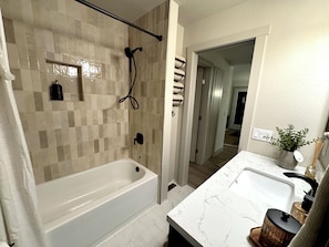 Dusche, Haartrockner, Handtücher, Seife