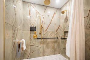 Secador de cabelo, chinelos, toalhas de banho, sabonete