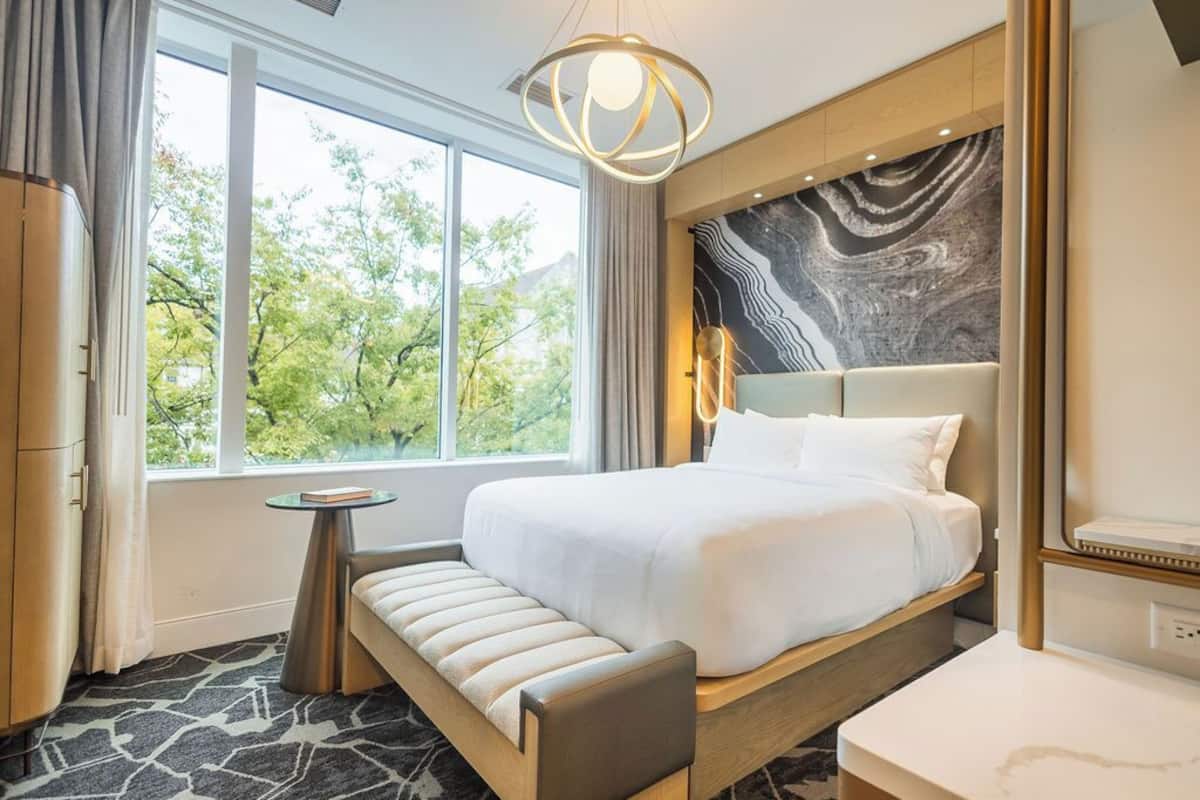 Quarto, 1 cama Queen | Cofres nos quartos, espaço de trabalho para notebook, cortinas blackout