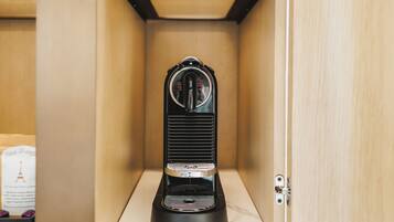 In-room safe, laptop workspace, blackout drapes, iron/ironing board