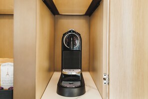 In-room safe, laptop workspace, blackout drapes, iron/ironing board
