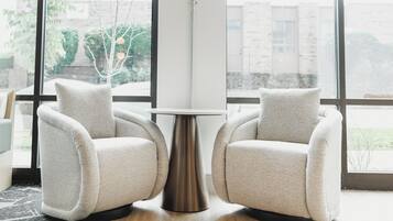 Caja de seguridad en la habitación y espacio para trabajar con laptop