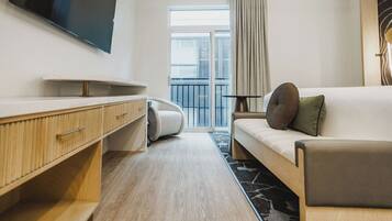 Zimmersafe, laptopgeeigneter Arbeitsplatz, Verdunkelungsvorhänge