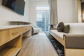 In-room safe, laptop workspace, blackout drapes, iron/ironing board