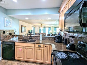 Réfrigérateur, four à micro-ondes, un four, surface de cuisson