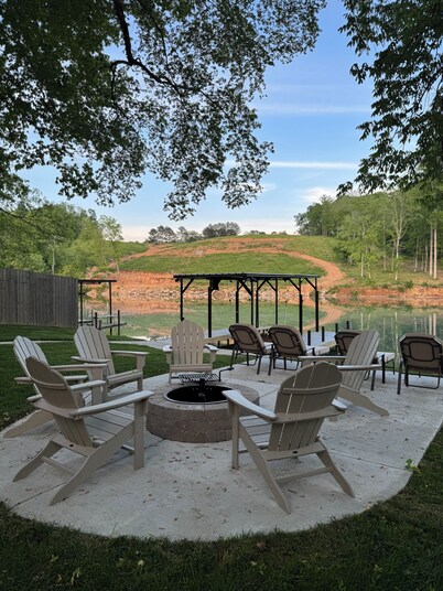Peaceful Shoal Creek Retreat - Sleeps 14, Lakefront Views!