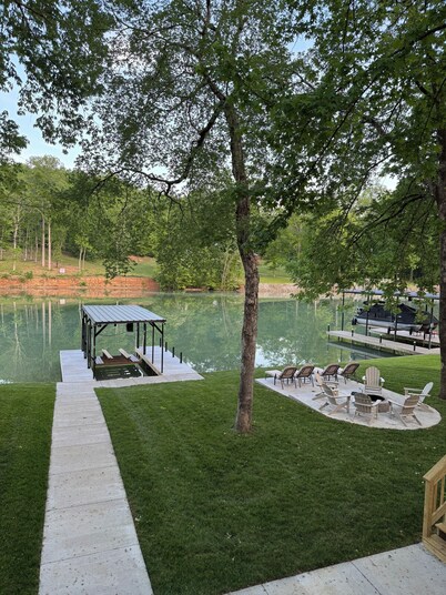 Peaceful Shoal Creek Retreat - Sleeps 14, Lakefront Views!
