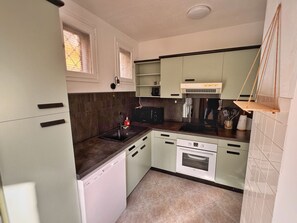 Fridge, microwave, oven, stovetop - L'Hellébore - Cosy with garage (Saint-Claude)