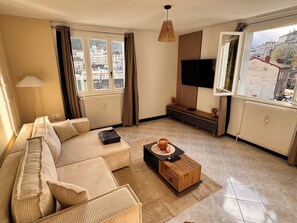 Smart TV, books - L'Hellébore - Cosy with garage (Saint-Claude)